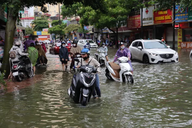 Hà Nội nhiều đường ngập ngang bánh xe máy trong sáng nay - Ảnh 12.