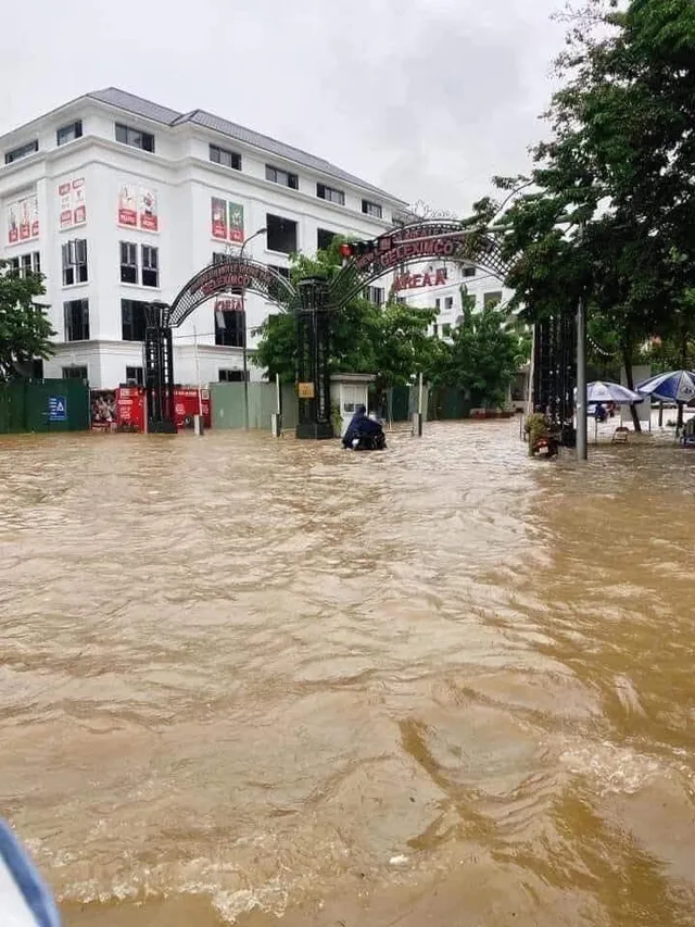 Hà Nội: Nhiều tuyến đường ngập lụt, giao thông tê liệt vào đầu giờ sáng - Ảnh 6.