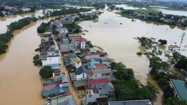 Hà Nội: Người dân thôn Bùi Xá di chuyển bằng thuyền do ngập - Ảnh 25.