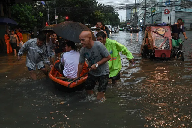 Bão Gaemi mang mưa lớn gây ngập lụt ở Manila (Philippines), hàng loạt chuyến bay bị hủy - Ảnh 1.