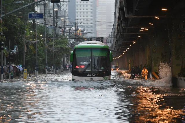 Đường phố Philippines hóa thành sông do bão Gaemi - Ảnh 2.