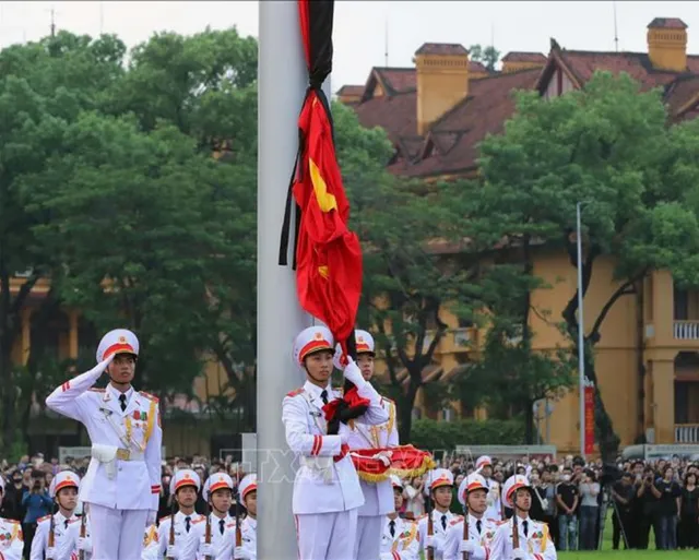 Lễ thượng cờ rủ Quốc tang Tổng Bí thư Nguyễn Phú Trọng tại Quảng trường Ba Đình - Ảnh 4.