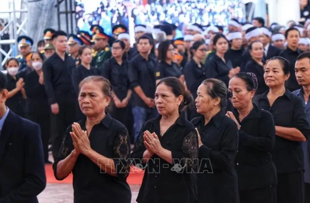 Người thân, nhân dân tới viếng Tổng Bí thư Nguyễn Phú Trọng tại quê nhà Đông Anh (Hà Nội) - Ảnh 11.