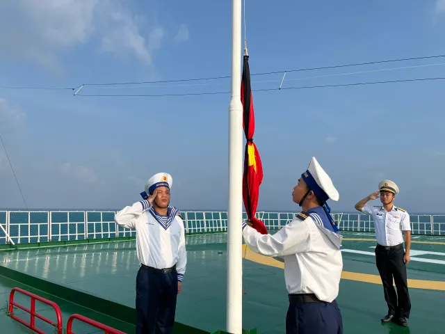 Các cơ quan, công sở, nơi công cộng treo cờ rủ trong 2 ngày Quốc tang Tổng Bí thư Nguyễn Phú Trọng - Ảnh 8.