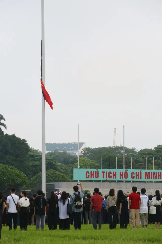 Lễ thượng cờ rủ Quốc tang Tổng Bí thư Nguyễn Phú Trọng tại Quảng trường Ba Đình - Ảnh 9.