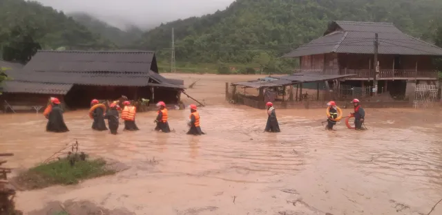 Lũ quét, sạt lở đất nghiêm trọng ở Điện Biên khiến 2 người tử vong, 4 người mất tích - Ảnh 12.