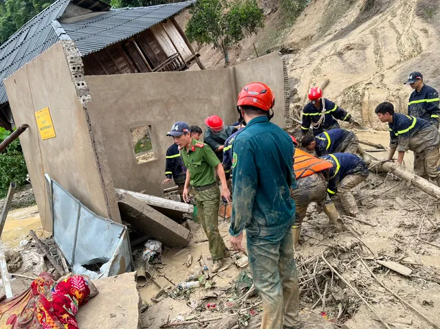 Lũ quét, sạt lở đất nghiêm trọng ở Điện Biên khiến 2 người tử vong, 4 người mất tích - Ảnh 10.