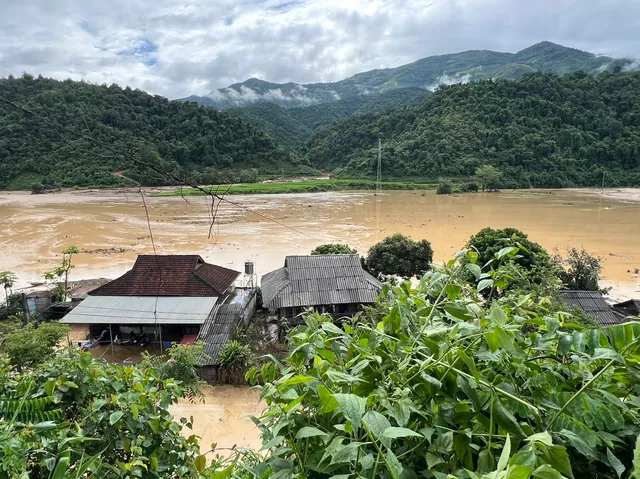 Lũ quét, sạt lở đất nghiêm trọng ở Điện Biên khiến 2 người tử vong, 4 người mất tích - Ảnh 8.