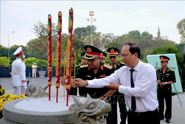 Lãnh đạo TP Hồ Chí Minh dâng hương tưởng niệm các anh hùng liệt sĩ - Ảnh 4.