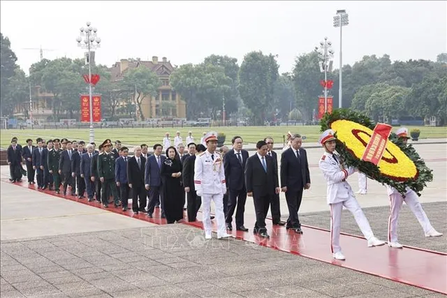 Lãnh đạo Đảng, Nhà nước tưởng niệm các Anh hùng liệt sĩ và vào Lăng viếng Chủ tịch Hồ Chí Minh - Ảnh 3.