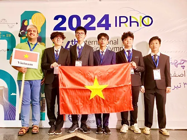 Cả 5 học sinh Việt Nam giành huy chương tại Olympic Vật lý quốc tế 2024 - Ảnh 1.