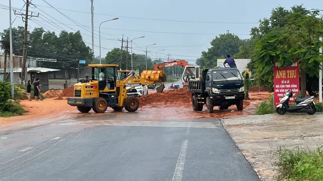 Sạt lở cát đỏ ở Phan Thiết, giao thông bị ách tắc - Ảnh 3.