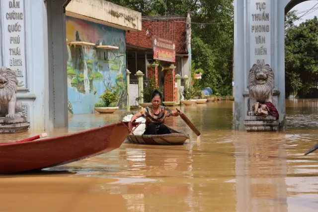 Các chiến sĩ Quân chủng Phòng không - Không quân hỗ trợ người dân chống ngập - Ảnh 2.