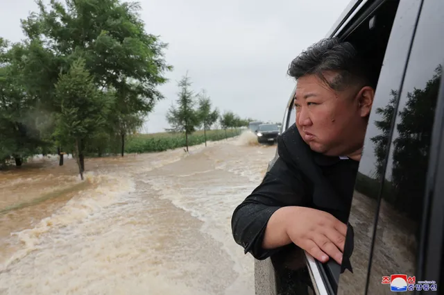 Mưa lũ nghiêm trọng ở Triều Tiên, lãnh đạo Kim Jong-un thị sát khu vực bị ngập lụt gần biên giới Trung Quốc - Ảnh 1.