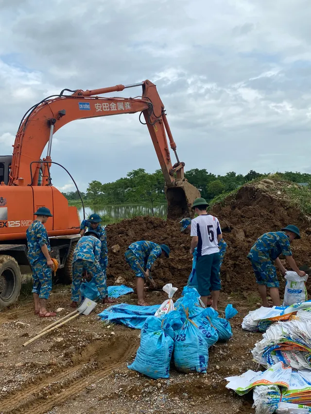 Các chiến sĩ Quân chủng Phòng không - Không quân hỗ trợ người dân chống ngập - Ảnh 5.