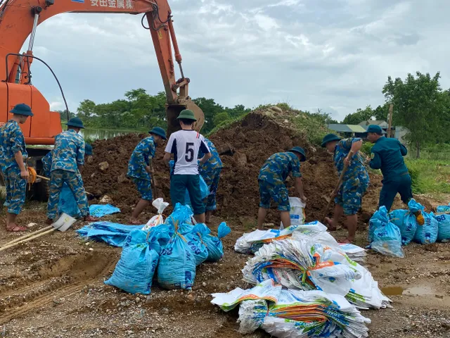 Các chiến sĩ Quân chủng Phòng không - Không quân hỗ trợ người dân chống ngập - Ảnh 4.