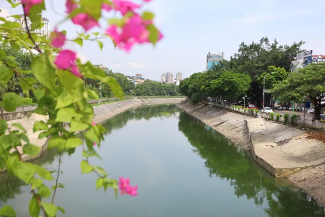 Hà Nội: Nước sông Tô Lịch lại chuyển màu xanh - Ảnh 4.