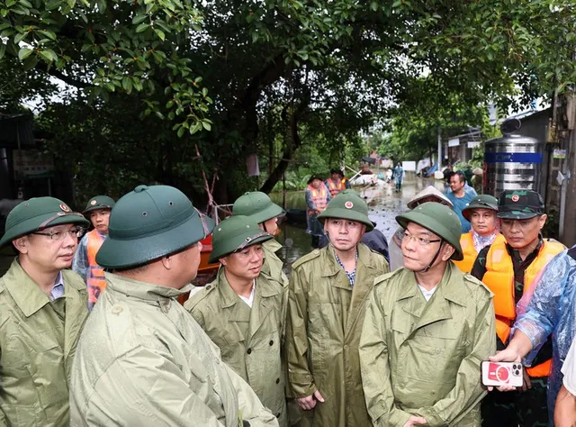 Phó Thủ tướng Lê Thành Long thăm người dân vùng rốn lũ của Hà Nội - Ảnh 1.