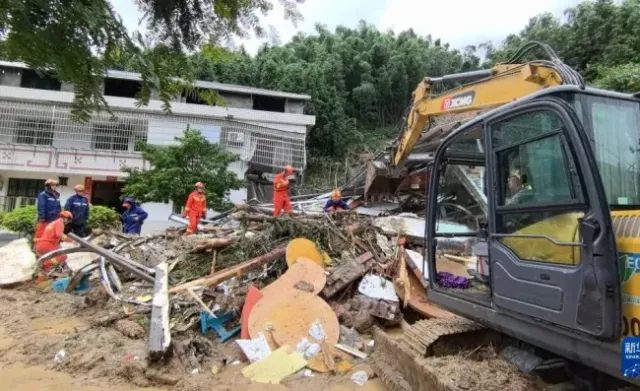 Mưa bão gây thiệt hại nặng nề tại Trung Quốc - Ảnh 1.