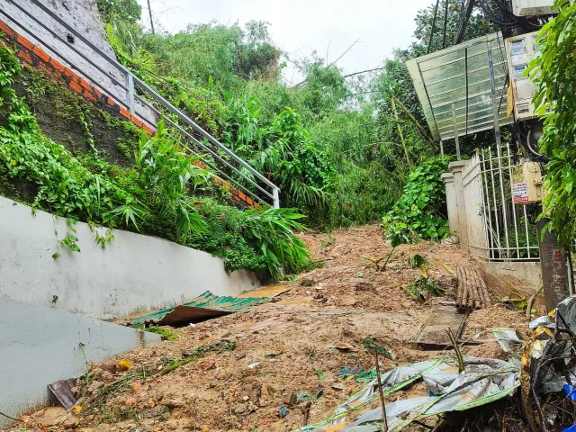 Quảng Ninh: Xử lý lượng bùn tràn xuống khu dân cư ở TP Hạ Long - Ảnh 3.