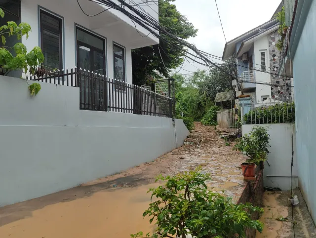 Quảng Ninh: Xử lý lượng bùn tràn xuống khu dân cư ở TP Hạ Long - Ảnh 7.