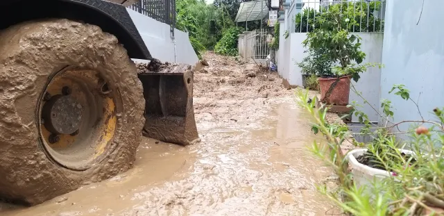 Quảng Ninh: Xử lý lượng bùn tràn xuống khu dân cư ở TP Hạ Long - Ảnh 1.