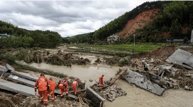 Mưa bão lớn tại miền Trung Trung Quốc khiến 30 người tử vong, hàng chục người mất tích - Ảnh 1.