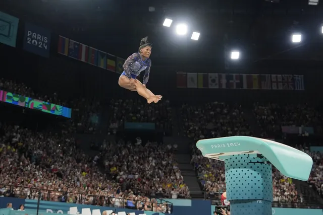 Simone Biles sets record with second Olympic all-around title - Photo 2.