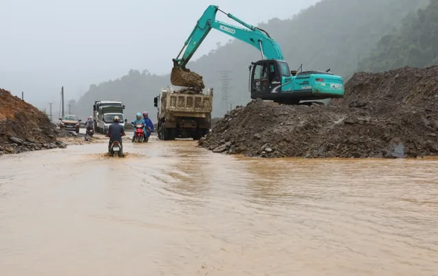 Điện Biên nỗ lực khắc phục giao thông sau mưa lũ - Ảnh 1.