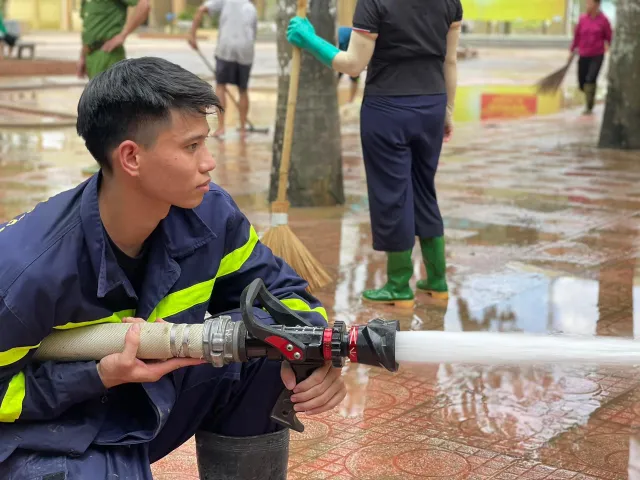 Hà Nội: Nước rút tại rốn lũ Nam Phương Tiến, người dân tổng vệ sinh môi trường - Ảnh 3.