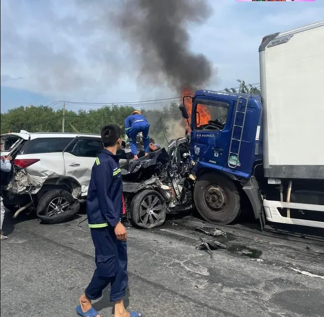 TP Hồ Chí Minh: Tai nạn liên hoàn trên cầu Phú Mỹ, 1 ô tô bốc cháy - Ảnh 3. TP Hồ Chí Minh: Tai nạn liên hoàn trên cầu Phú Mỹ, 1 ô tô bốc cháy - Ảnh 3.