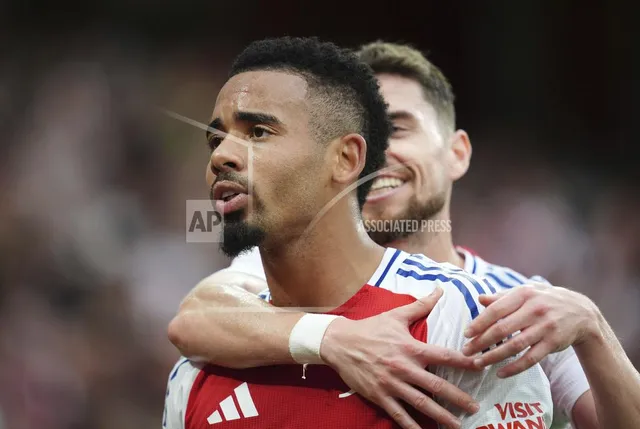 Trời sinh Arsenal sao còn tạo ra Manchester City - Ảnh 1.