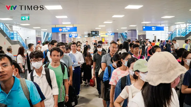 Người dân háo hức trải nghiệm đoạn trên cao Metro Nhổn - ga Hà Nội  - Ảnh 2.