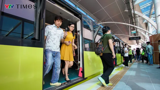 Người dân háo hức trải nghiệm đoạn trên cao Metro Nhổn - ga Hà Nội - Ảnh 8. Người dân háo hức trải nghiệm đoạn trên cao Metro Nhổn - ga Hà Nội - Ảnh 8.