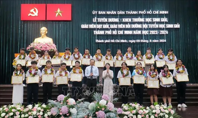 TP Hố Hồ Chí Minh tuyên dương học sinh và giáo viên có thành tích xuất sắc  - Ảnh 2.