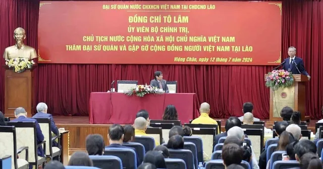 President To Lam meets Vietnamese people in Laos - Ảnh 1.