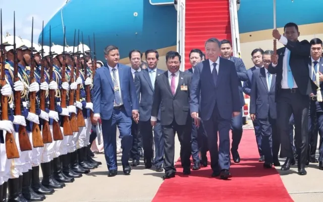 President arrives in Phnom Penh, beginning state visit to Cambodia - Ảnh 1.