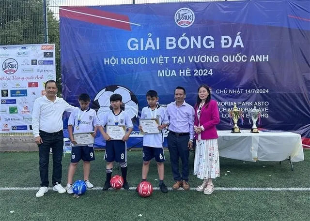 Summer football tournament cheers Vietnamese expats across UK - Ảnh 1.