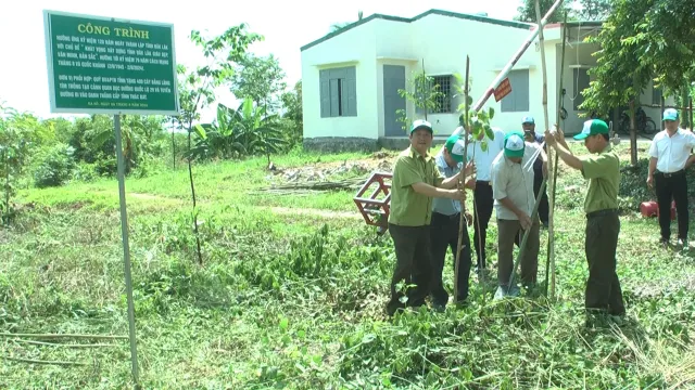 Trồng cây tạo cảnh quan tuyến quốc lộ đi qua Khu bảo tồn Ea Sô - Ảnh 3.