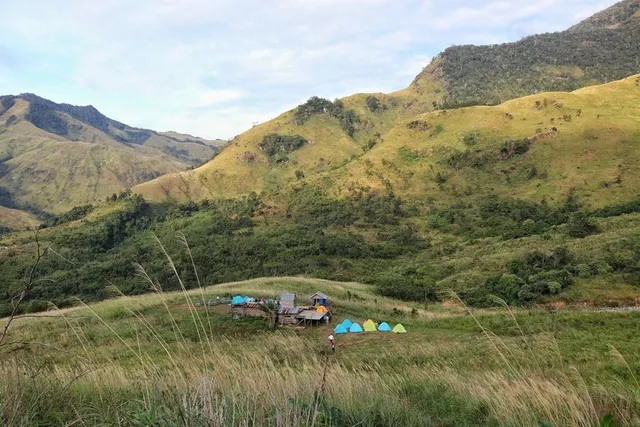 Crossing the stream to admire the Ta Giang grassland  - Ảnh 2.