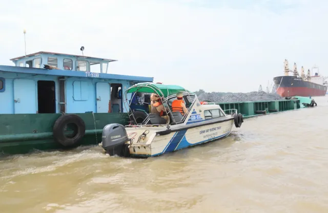 Xử lý nghiêm phương tiện chở quá tải trên đường thủy - Ảnh 1.