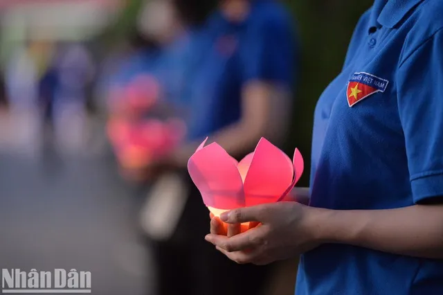 [In Pictures] Youth nationwide lights candles in commemoration of fallen soldiers and General Secretary Nguyen Phu Trong  - Ảnh 8.