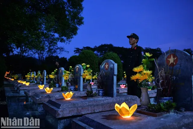 [In Pictures] Youth nationwide lights candles in commemoration of fallen soldiers and General Secretary Nguyen Phu Trong  - Ảnh 7.