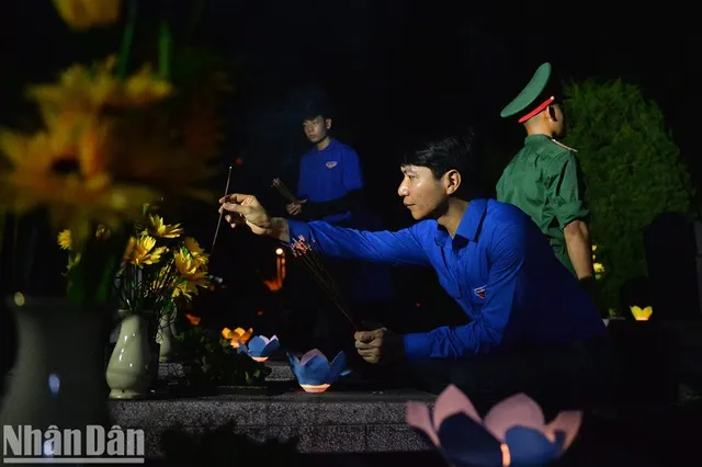 [In Pictures] Youth nationwide lights candles in commemoration of fallen soldiers and General Secretary Nguyen Phu Trong  - Ảnh 9.