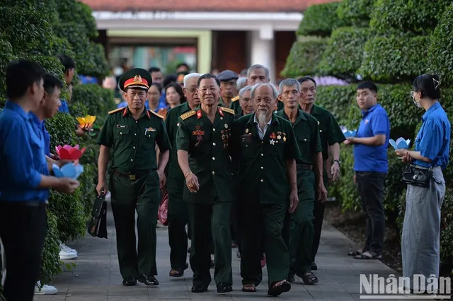 [In Pictures] Youth nationwide lights candles in commemoration of fallen soldiers and General Secretary Nguyen Phu Trong  - Ảnh 2.