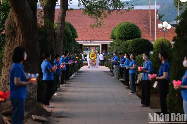 [In Pictures] Youth nationwide lights candles in commemoration of fallen soldiers and General Secretary Nguyen Phu Trong  - Ảnh 6.