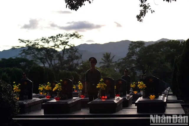 [In Pictures] Youth nationwide lights candles in commemoration of fallen soldiers and General Secretary Nguyen Phu Trong  - Ảnh 1.