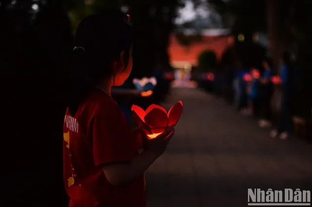 [In Pictures] Youth nationwide lights candles in commemoration of fallen soldiers and General Secretary Nguyen Phu Trong  - Ảnh 5.