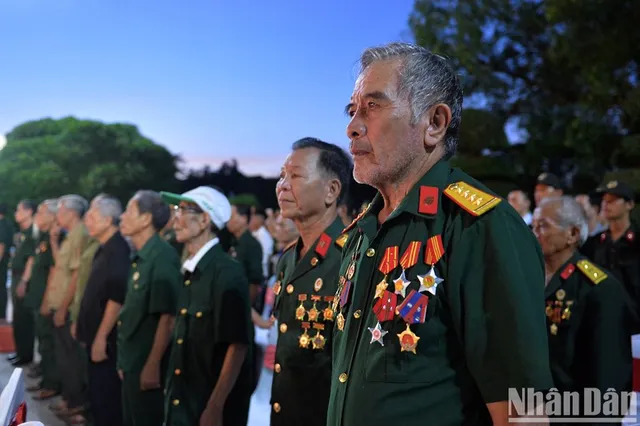 [In Pictures] Youth nationwide lights candles in commemoration of fallen soldiers and General Secretary Nguyen Phu Trong  - Ảnh 3.