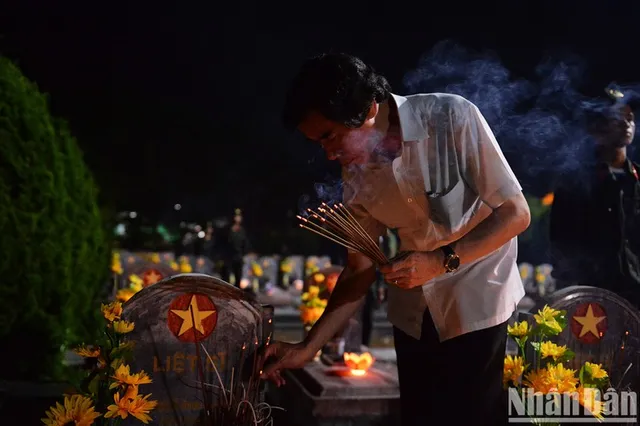 [In Pictures] Youth nationwide lights candles in commemoration of fallen soldiers and General Secretary Nguyen Phu Trong  - Ảnh 11.